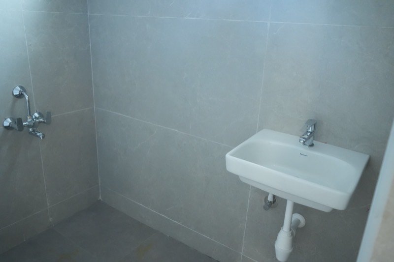 Tiled bathroom with wash basin