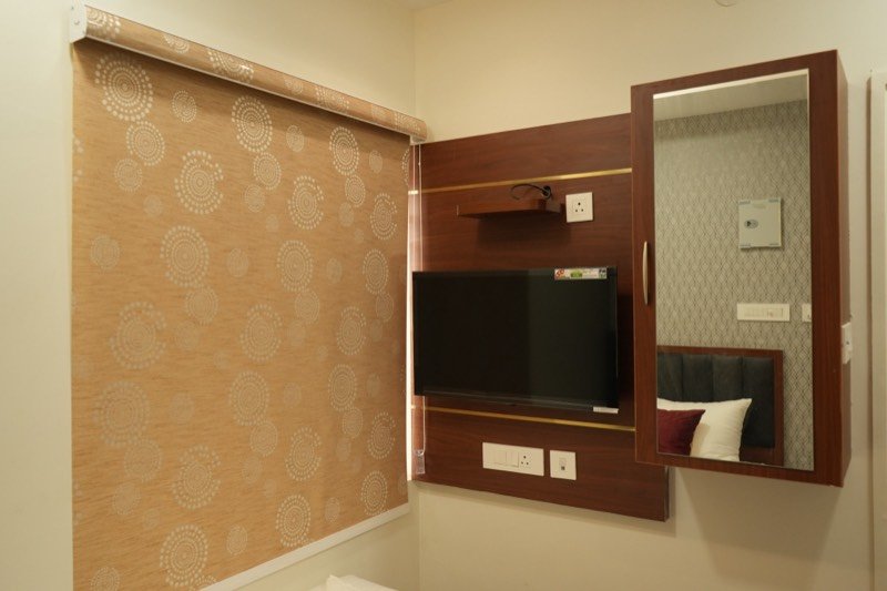 Television panel and mirror in a Classic Single Studio
