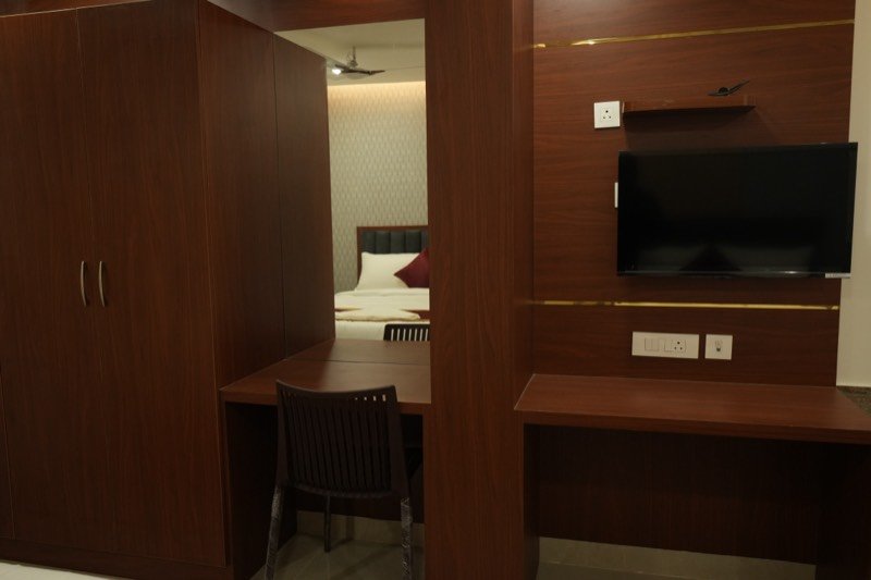 Full-height wardrobe and writing desk in a Premium room